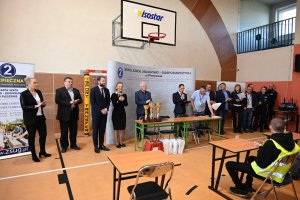 Na obrazku widać zaproszonych gości na Turniej Motoryzacyjny, który odbywał się w Zespole Szkół Usługowo- Gospodarczych w Pleszewie w dniu 25 kwietnia 2019 roku, a także organizatorów konkursu, m.in. Wicestarosta Pleszewski, dyrektor ZSUG w Pleszewie i policjanci.