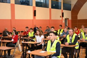 Na obrazku widać uczniów szkół ponadgimnazjalnych z terenu południowej Wielkopolski, którzy wzięli udział  w Turnieju Motoryzacyjnym, który odbył się w Zespole Szkół Usługowo- Gospodarczych w Pleszewie w dniu 25 kwietnia 2019 roku. Uczniowie zmagali się m.in. z testem wiedzy ze znajomości przepisów ruchu drogowego i historii motoryzacji.