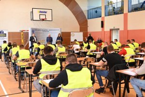 Na obrazku widać uczniów, którzy przystąpili do pierwszego etapu Turnieju Motoryzacyjnego, który odbywał się w Zespole Szkół Usługowo- Gospodarczych w Pleszewie w dniu 25 kwietnia 2019 roku.