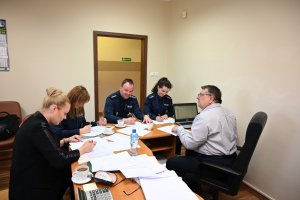 Policjanci i pozostali sędziowie sprawdzają test z wiedzy