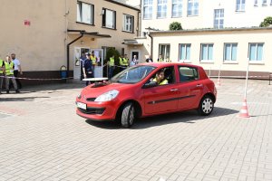 Na zdjęciu widać uczestnika konkursu, który przystąpił do kolejnego etapu konkursu: jazdy samochodem.