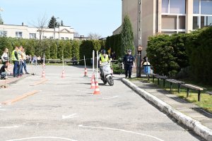 Uczestnik konkursu pokonuje tor przeszkód na motorowerze