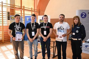 Uczestnicy turnieju pozują do wspólnego zdjęcia z głównym sędzią zawodów podinsp. Anitą Piechocką