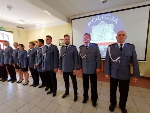 Na zdjęciu widać jak przewodniczący NSZZ Policjantów wręcza medale i odznaczenia policjantom. Decyzją Przewodniczącego Zarządu Wojewódzkiego NSZZ Policjantów za zasługi na rzecz NSZZ Policjantów oraz wielkopolskiej Policji medalem XXV Lecia Zarządu Głównego NSZZ Policjantów oraz brązowym medalem NSZZ policjantów woj. wielkopolskiego odznaczeni zostali:
 
asp. szt. Waldemar Wajsnis
asp. Andrzej Kowalski
mł.asp. Piotr Ryfa
sierż. szt. Paula Cholewa
sierż. szt. Magdalena Lewandowska
sierż. szt. Damian Meller
sierż. szt. Antoni Kot
sierż. szt. Tobiasz Królik
st. sierż. Mateusz Kordylas
asp. szt. Mariusz Matelski
asp. szt. Robert Radny
asp. szt. Jarosław Grduszak
asp. szt. Marcin Chwałkowski
asp. szt. Adam Żychlewicz
mł.asp. Grzegorz Cyrulewski