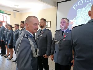 Na zdjęciu widać Komendanta Powiatowego Policji w Pleszewie insp. Romana Pisarskiego, który gratuluje policjantom za zasługi dla związków zawodowych policjantów.