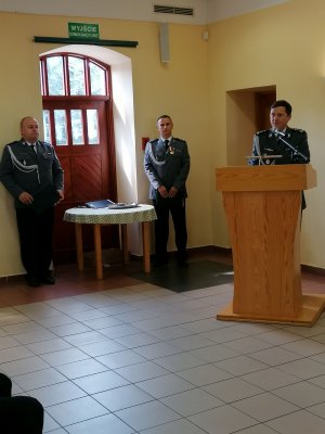 Na zdjęciu widać Zastępcę Komendanta Wojewódzkiego Policji w Poznaniu insp. Konrada Chmielewskiego a obok stoi dwóch policjantów