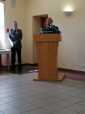 Na zdjęciu widać policjanta, który dziękuje wszystkim w imieniu awansowanych