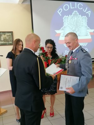 Komendant PSP w Pleszewie składa podziękowania i gratulacje na ręce Komendanta Powiatowego Policji w Pleszewie