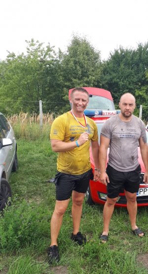 Na obrazie widać dwóch uczestników biegu w Rzgowie. Jednym z nich jest  kom. Bartosz Nowicki.