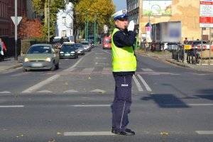 Zdjęcia przedstawiają policjanta, który kieruje ruchem. Światło zielone - jedź