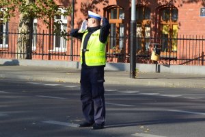 światło zielone - ruch otwarty dla nadjeżdżających z prawej i lewej policjanta (3)