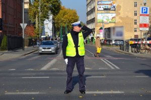 światło zielone - ruch otwarty dla nadjeżdżających z prawej i lewej policjanta (4)