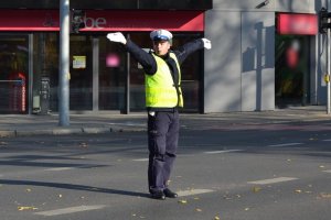 światło zielone - ruch otwarty dla nadjeżdżających z prawej i lewej policjanta