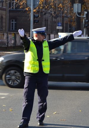 światło zielone dla jadących z lewej strony policjanta (prosto i w lewo), dla innych kierunków zakaz jazdy (2)