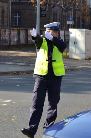 światło zielone dla jadących z lewej strony policjanta (prosto i w lewo), dla innych kierunków zakaz jazdy (3)