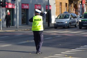 światło zielone dla jadących z lewej strony policjanta (prosto i w lewo), dla innych kierunków zakaz jazdy