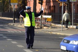 światło zielone dla jadących z prawej strony policjanta (prosto i w lewo), policjant dodatkowo wstrzymuje ruch z jego lewej strony