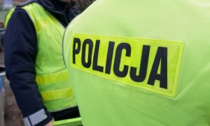 Na obrazie widać kamizelkę odblaskową z napisem POLICJA