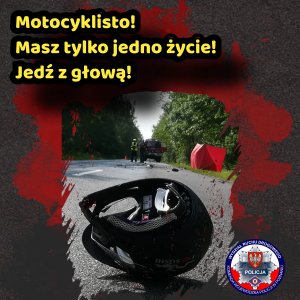 Na obrazie widnieje napis : motocyklisto, jedź z głową, masz tylko jedno życie. Na pierwszym planie widać kask motocyklisty, leżący na jezdni, a w oddali policjanta który wykonuje czynności na miejscu wypadku.