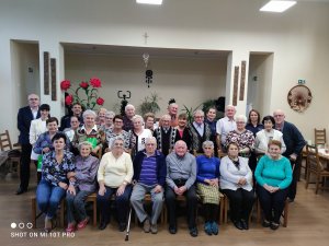 Na obrazie widać grupę osób - seniorów podczas spotkania przeprowadzanego przez policjantów wspólnie z rzecznikiem praw konsumenta i kierownikiem biura terenowego Zus w Pleszewie. Na zdjęciu są również przedstawiciele policji i pozostałych instytucji