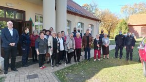 Na zdjęciu widać uczestników debaty społecznej w Sośnicy. Na zdjęciu są także policjanci. Zdjęcie wykonane zostało przed dworkiem w Sośnicy.