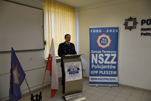 Na obrazie widać policjanta, prowadzącego spotkanie  - galę wręczenia stypendium