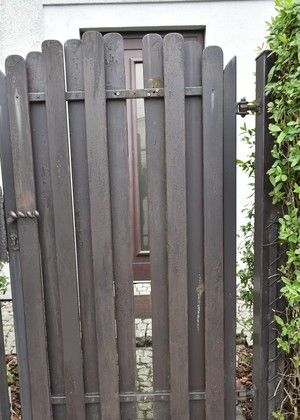Na obrazie są powyrywane sztachety od ogrodzenia