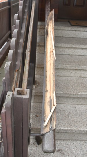 Połamane sztachety od balustrady