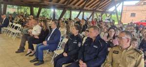 Na zdjęciu widać policjantów, strażaków i dzieci oraz ich rodziców. Zdjęcie wykonane na sali.