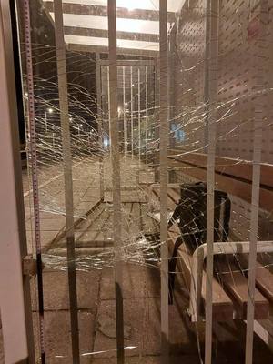 Na zdjęciu widać wiatę przystankową na peronie w m. Taczanów Drugi. Jest wybita boczna szyba.