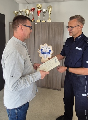 Na obrazie widać Zastępcę Komendanta Powiatowego Policji w Pleszewie mł.insp. Pawła Sobańskiego, który dziękuje obywatelowi za ujęcie sprawcy kradzieży.