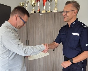 Na obrazie widać Zastępcę Komendanta Powiatowego Policji w Pleszewie mł.insp. Pawła Sobańskiego, który dziękuje obywatelowi za ujęcie sprawcy kradzieży.