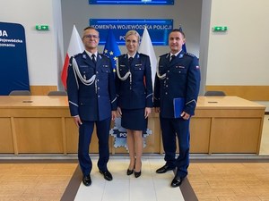 Na obrazie widać trzech policjantów którzy stoją obok siebie.