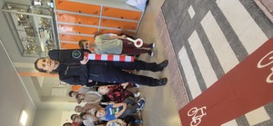 Widać matę z przejściem dla pieszych położoną na podłodze. w tle policjantka z makietą sygnalizacji świetlnej.