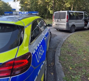 Na zdjęciu widać radiowóz a przed nim busa, zatrzymanego do kontroli.