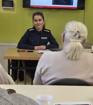 Na zdjęciu znajduje się policjantka, która prowadzi prelekcję z seniorami