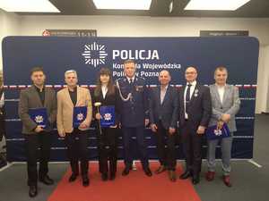 Na obrazie widać pracowników cywilnych KPP w Pleszewie, ustawionych do zdjęcia. Na obrazie widać też Komendanta Powiatowego Policji w Pleszewie.