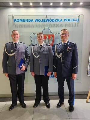 Na zdjęciu policjanci w obecności Zastępcy Komendanta Powiatowego Policji w Pleszewie.