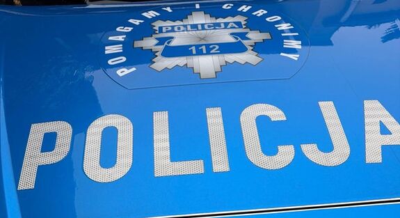 Na OBRAZIE WIDAĆ NAPIS POLICJA NA TLE NIEBIESKO SREBRNYM