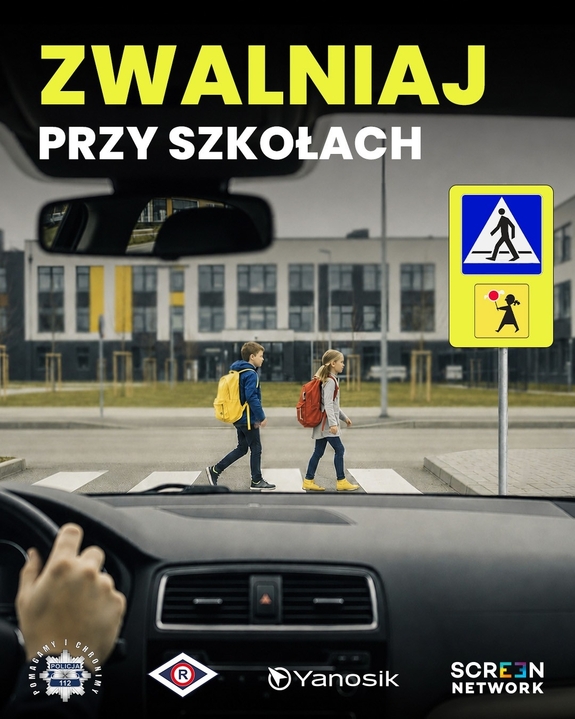 Zwalniaj przy szkołach, dzieci, które przechodzą przez przejście dla pieszych