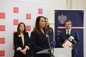Na zdjęciu są osoby, które występują podczas inauguracji kampanii Dzieciństwo bez przemocy