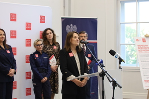Na zdjęciu są osoby, które występują podczas inauguracji kampanii Dzieciństwo bez przemocy